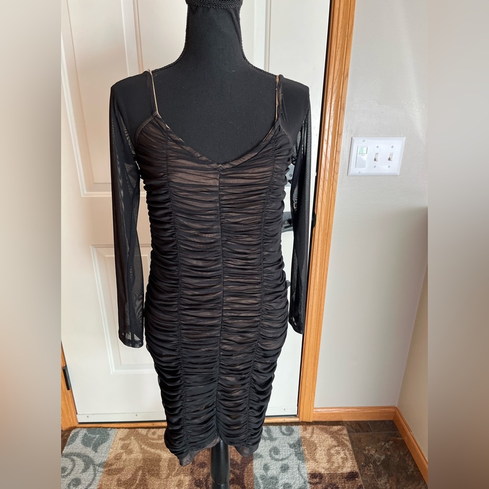 New Good American black off the should ruched shear sleeve dress. Size large